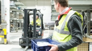 Intralogistikmitarbeiter mit Linde Safety Guard Intralogistikmitarbeiter mit Linde Safety Guard