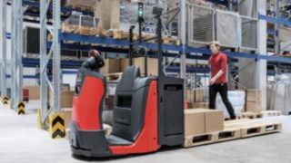 Die SA-Option für die Kommissionierer N20 und N20 C von Linde steigert Produktivität und Umschlagleistung im Lager. N20 mit SA-Option von Linde Material Handling im Einsatz im Lager.