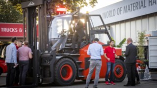 Abendstimmung auf der WoMH 2022 mit dem neuen elektrischen Schwerstapler von Linde Material Handling Abendstimmung auf der WoMH 2022 mit dem neuen elektrischen Schwerstapler von Linde Material Handling
