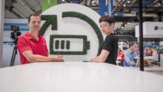 Florian Müller und Kimsy von Reischach unterhalten sich.