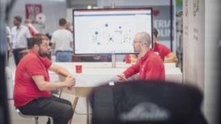  Luis Lüder spricht mit Claudio D'Arcangelo, Senior Manager Digital Projects, über Linde connect:zi.