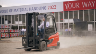 Der Linde E30 im Test bei der Driving Expercience der World of Material Handling 2022 Ein Besuchder der World of Material Handling 2022 testet den E30 von Linde