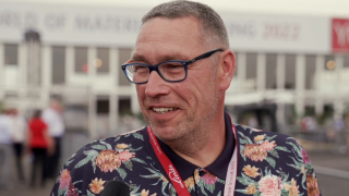 Bei der World of Material Handling konnten unsere Gäste die Linde Steer Control live erleben und testen Ein Besucher der WoMH spricht über Linde Steer Control