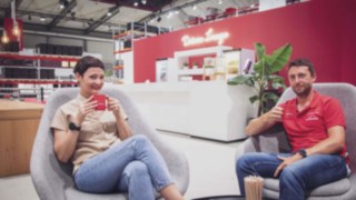 Kimsy und Christopher Reis, Product Manager Heavy Trucks, auf der WoMH 2022. Kimsy und Christopher Reis, Product Manager Heavy Trucks, auf der WoMH 2022.