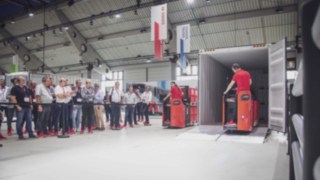 Pallet stacker D12 HP and pallet truck T20 from Linde operating at WoMH 2022.