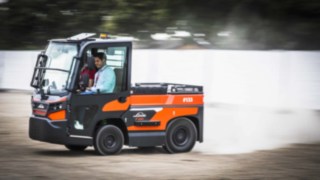 The heavy tow tractor P120 in action at World of Material Handling. Tow tractor P120 from Linde Material Handling