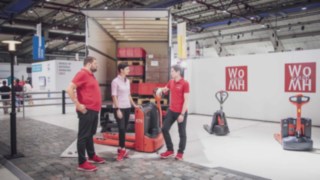 Luis und Kimy treffen Sven Bilz und lernen die Linde-Lösungen für die Last Mile auf der WoMH 2022 kennen.