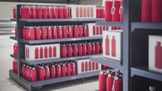 Linde-Trinkflaschen aus dem Warehouse auf der WoMH 2022. Im Warehouse auf der World of Material Handling 2022 wurden Linde-Flaschen hergestellt.