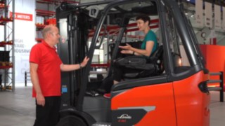 WoMH Scout Kimsy von Reischach erlebt die Linde Steer Control live bei der World of Material Handling 2022. WoMH Scout Kimsy von Reischach erlebt die Linde Steer Control live bei der World of Material Handling 2022.