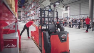 Luis und Kimsy entdecken die Welt des Kommissionierens auf der WoMH 2022. Luis und Kimsy entdecken die Welt des Kommissionierens auf der World of Material Handling.