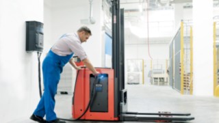 Linde forklift truck with fuel cell technology Linde forklift truck with fuel cell technology